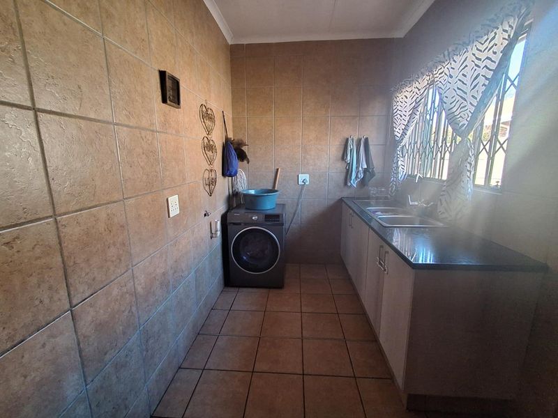 3-Bedroom Facebrick Home with Pool, Lapa, Garden Cottage & Double Garage - Photo 5