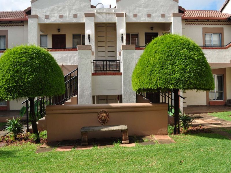 UPMARKET APARTMENT FOR SALE IN SECURITY COMPLEX IN FAERIE GLEN - Photo 2