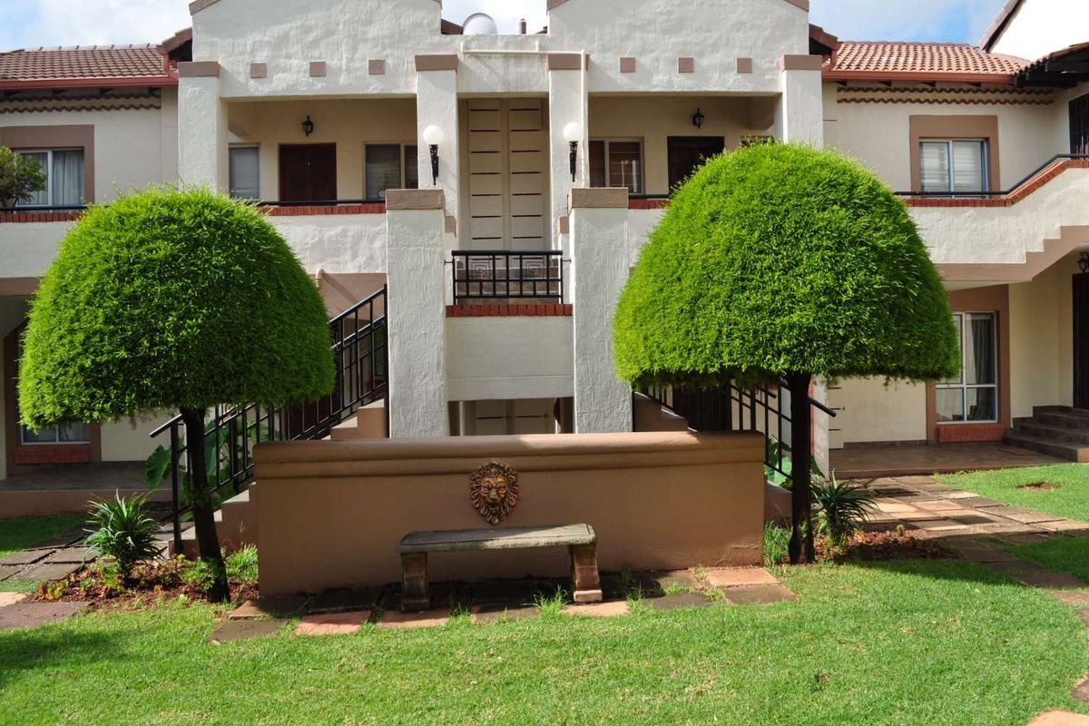 UPMARKET APARTMENT FOR SALE IN SECURITY COMPLEX IN FAERIE GLEN - Photo 2