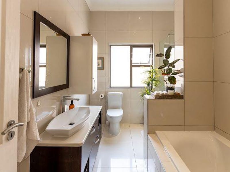 Elegant Family Home with Modern Comforts and an Endless View - Photo 10