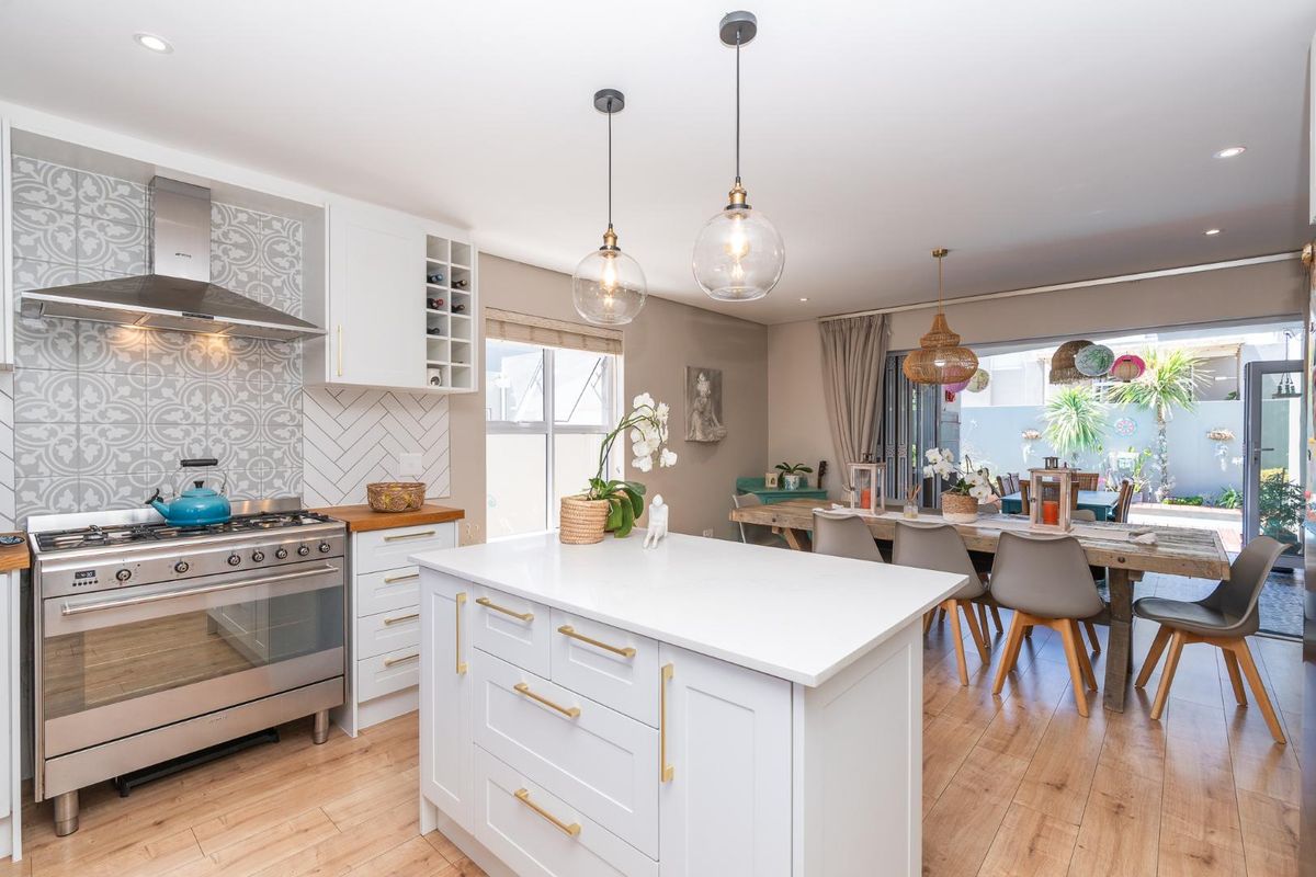 Family Home in Eco-Friendly Somerset Lakes! - Photo 4