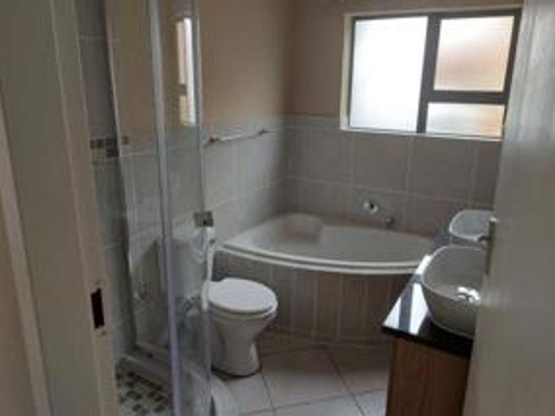 Feast your eyes on this spaciouys modern lovely 3 Bedroom Facebrick Townhouse - Photo 9