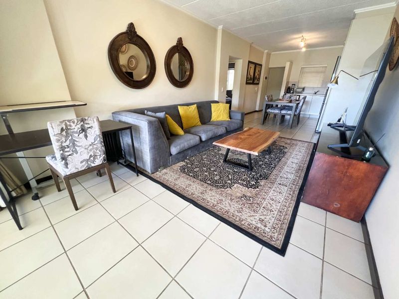 Fully Furnished 2-Bed Executive Apartment in Secure Bryanston Complex - Photo 2