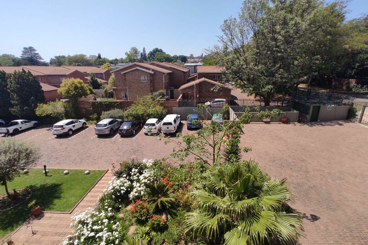 Comfortable, Secure Living in Pendoring Gardens – Spacious 3-Bedroom Apartment - Photo 2