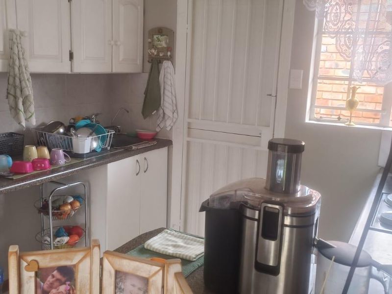 BEAUTIFUL TOWNHOUSE FOR SALE IN SECURE COMPLEX!!!! - Photo 4