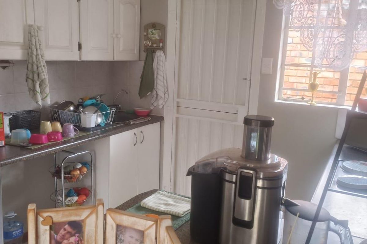 BEAUTIFUL TOWNHOUSE FOR SALE IN SECURE COMPLEX!!!! - Photo 4