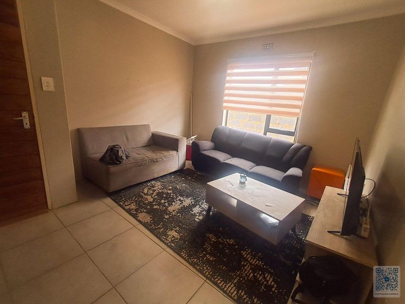 3 Stunning Bedroom In Clayville Ext 76 - Photo 4