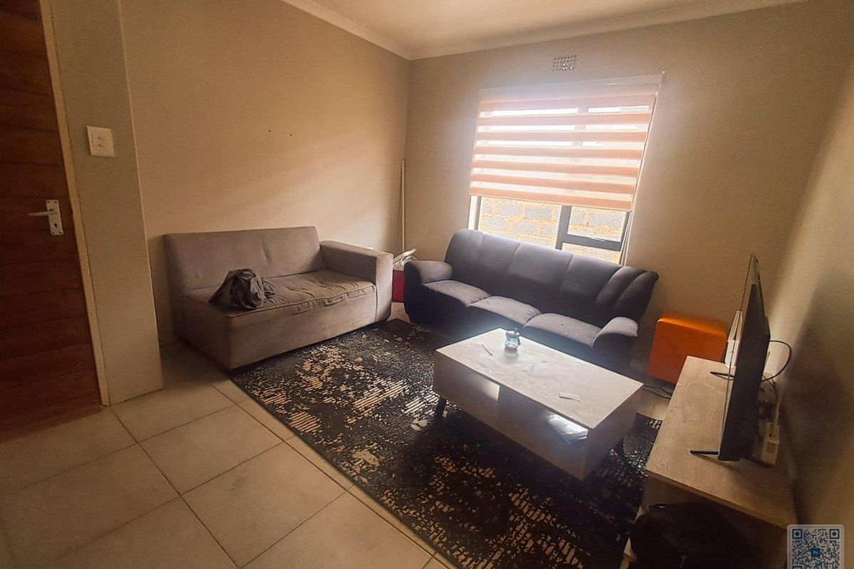 3 Stunning Bedroom In Clayville Ext 76 - Photo 4