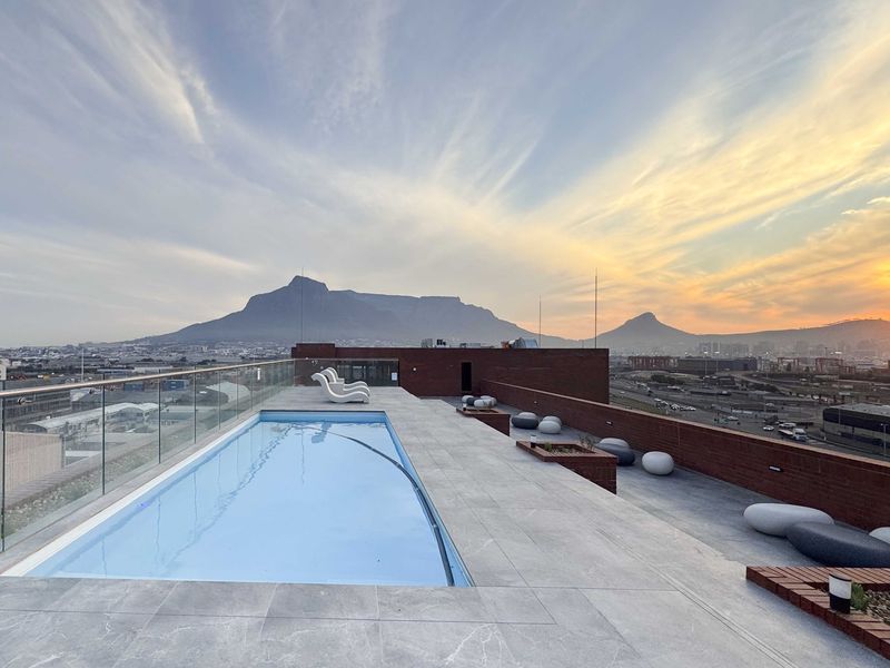 Ultra modern 8th Floor Corner Apartment with Magnificent Sea & Table Mountain Views