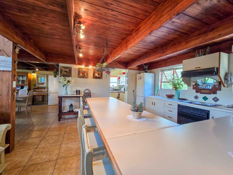 Family living with breathtaking river views. - Photo 9