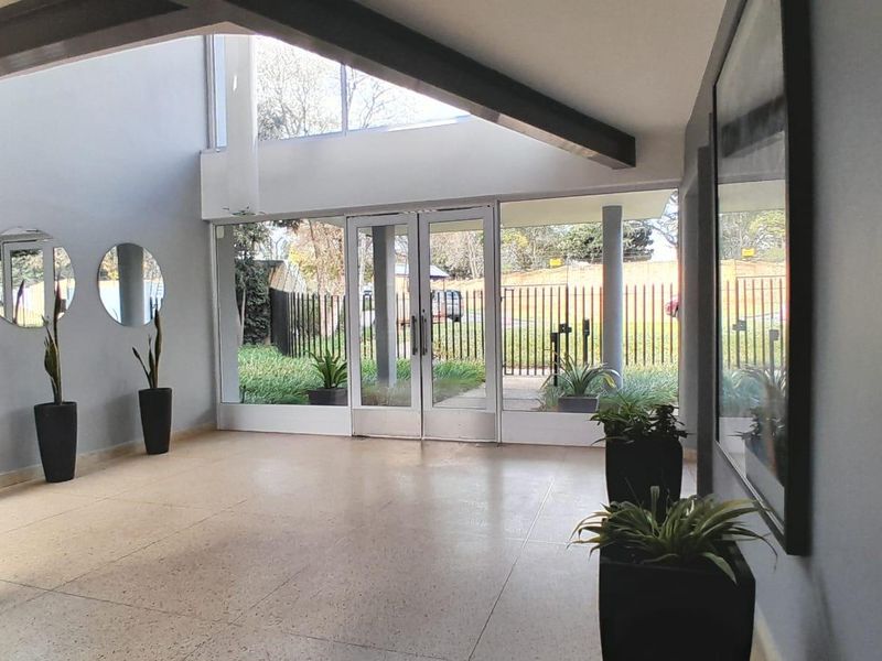 Sunny Top-Floor Apartment in Secure Boomed Waverley Enclave - Photo 1