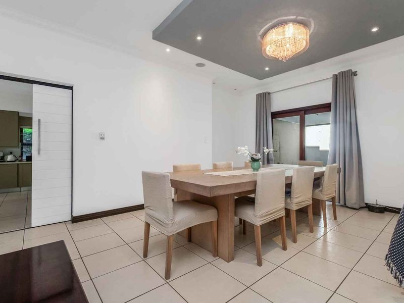 STYLISH PRIVATE 4 BEDROOM ENTERTAINER RESIDENCE, PERFECTLY POSITIONED IN THE STRATFORD GARDENS. - Photo 5
