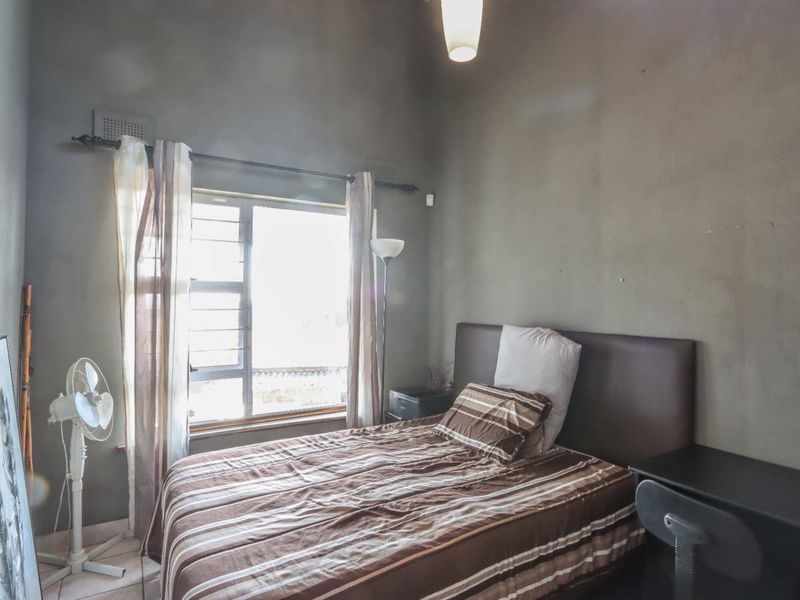 Modern Split-Level Family Home with Poolside Entertaining & Immaculate Finishes! - Photo 7