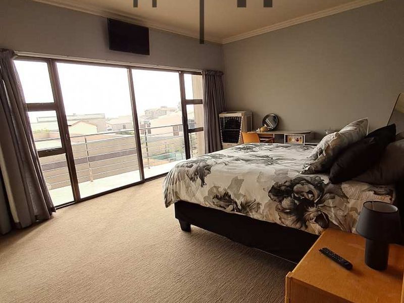 5 Bedroom House for Sale in Ocean View with 1 Bedroom flat - Photo 6