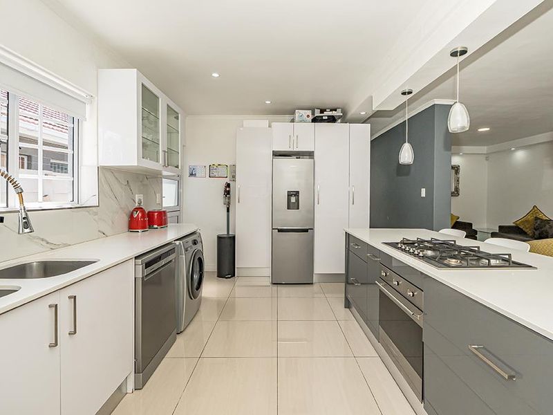 Dream Family Home with Spacious Interiors and Lush Garden - Photo 8