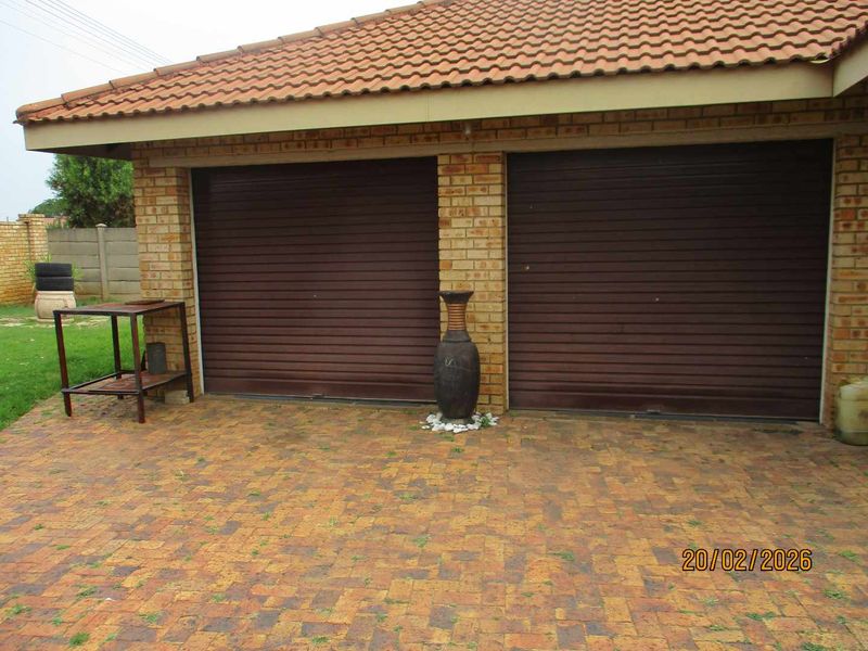 STUNNING FACE BRICK HOUSE IN RIVERSDALE - Photo 3