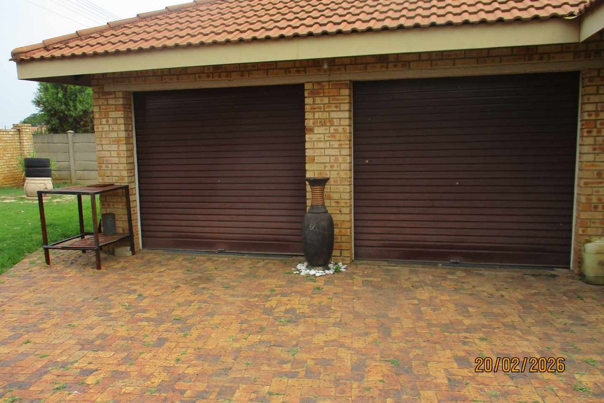 STUNNING FACE BRICK HOUSE IN RIVERSDALE - Photo 3