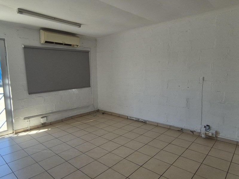 Warehouse with offices to let Southern Industrial - Photo 8