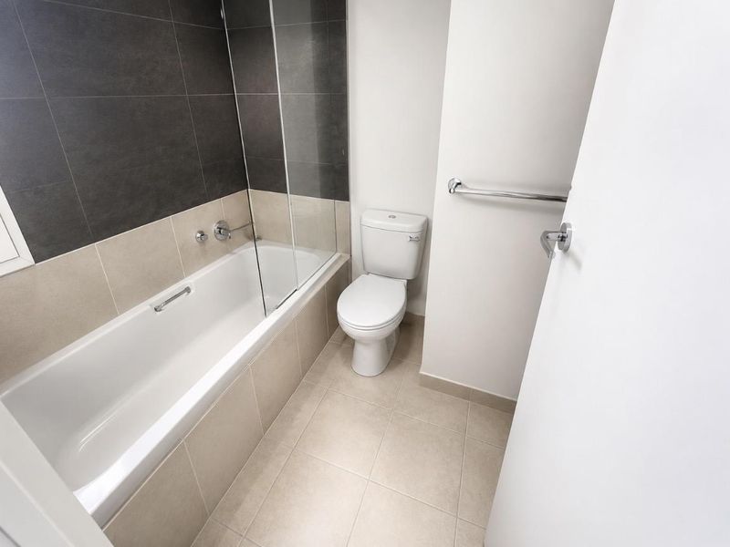 Kempton Park Proper: Modern 2-Bedroom Apartment with Parking - Photo 6