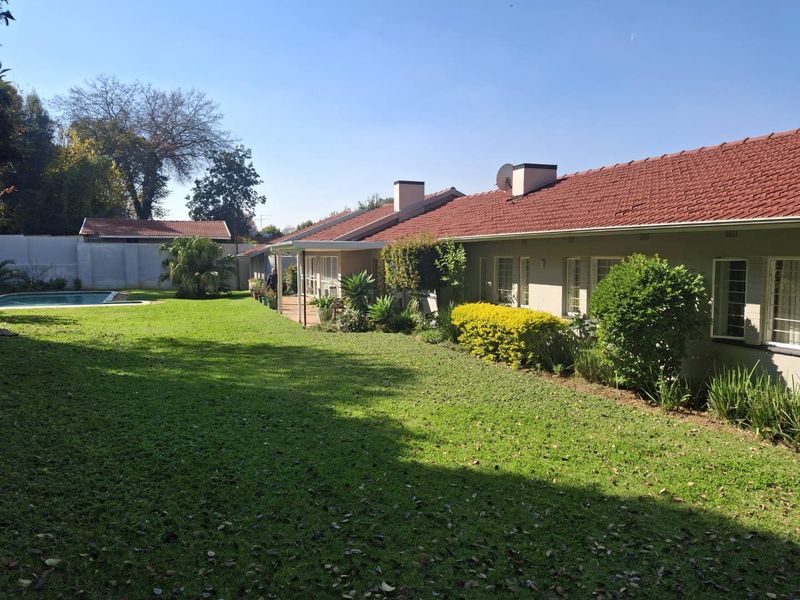 A BEAUTIFULLY MAINTAINED FOUR BEDROOM HOUSE - Photo 3