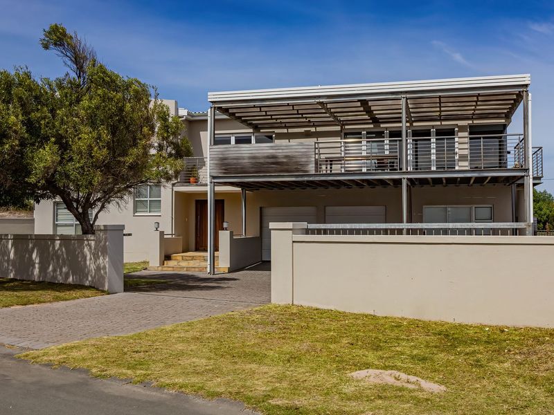 Stunning De Kelders Home with Sea-views and Flatlet - Photo 2