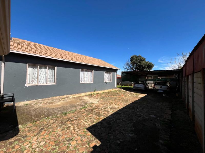 Modernized 3 Bedroom Home with Spacious Yard in Villa Liza - Photo 3