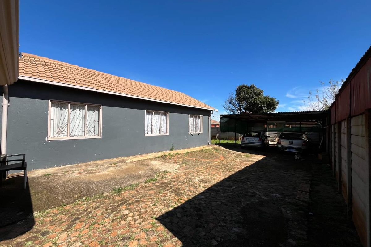Modernized 3 Bedroom Home with Spacious Yard in Villa Liza - Photo 3