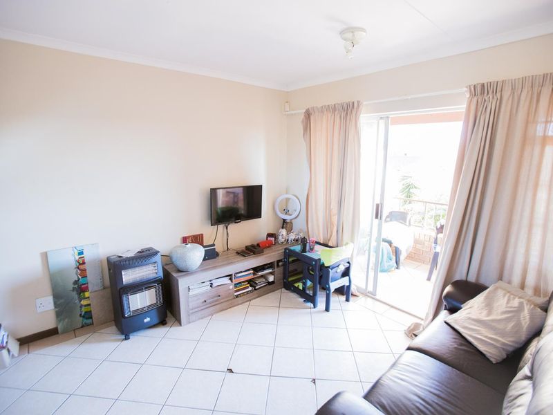 2 Bedroom Townhouse With A Covered Balcony - Photo 5