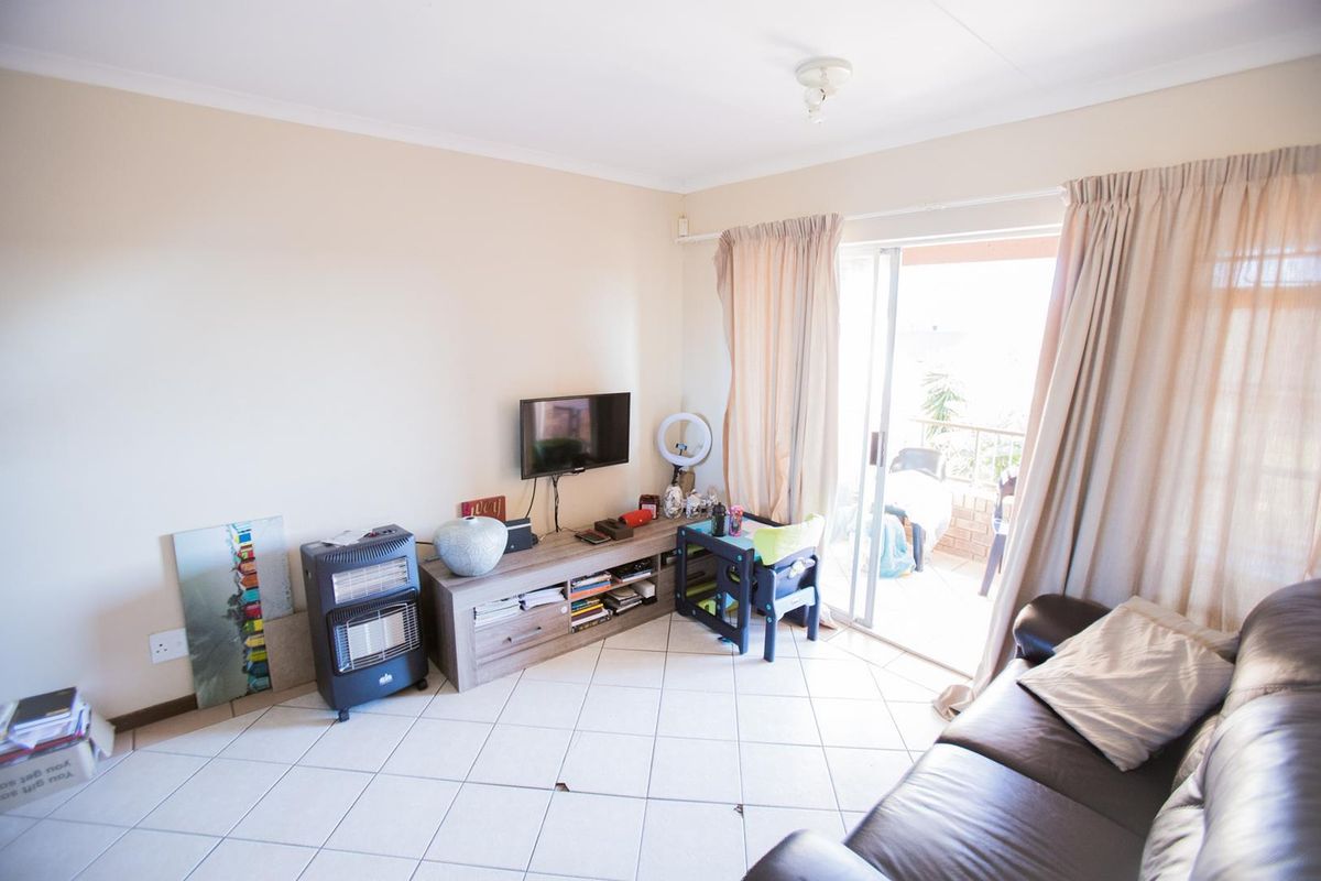 2 Bedroom Townhouse With A Covered Balcony - Photo 5