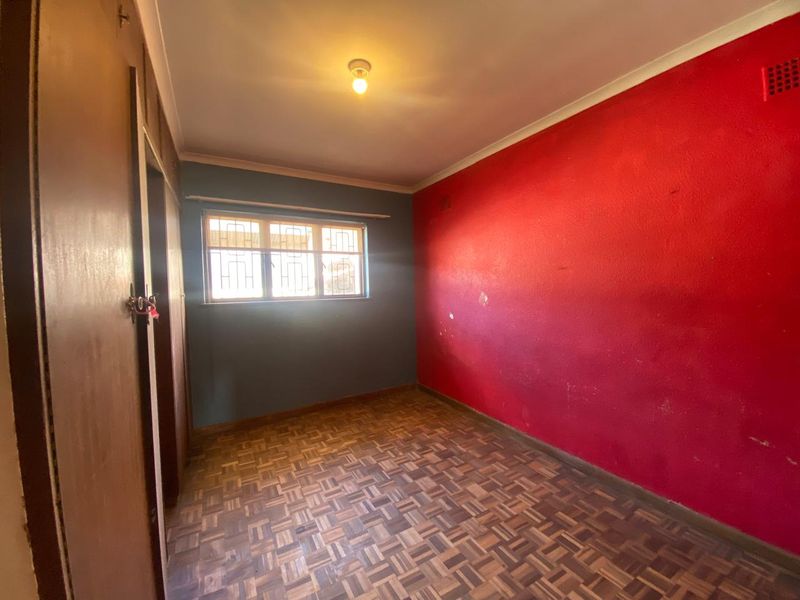 Charming 3-Bedroom Family home to rent in Grassy Park - Photo 5