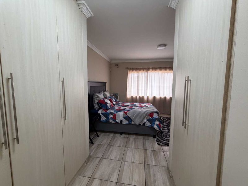 Hendra - Spacious Family Home in Prime La Lucia Location - Photo 10