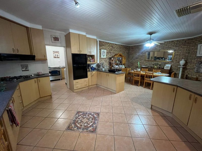 Sturdy, Low-Maintenance Family Home in an Extremely Popular Area - Photo 3