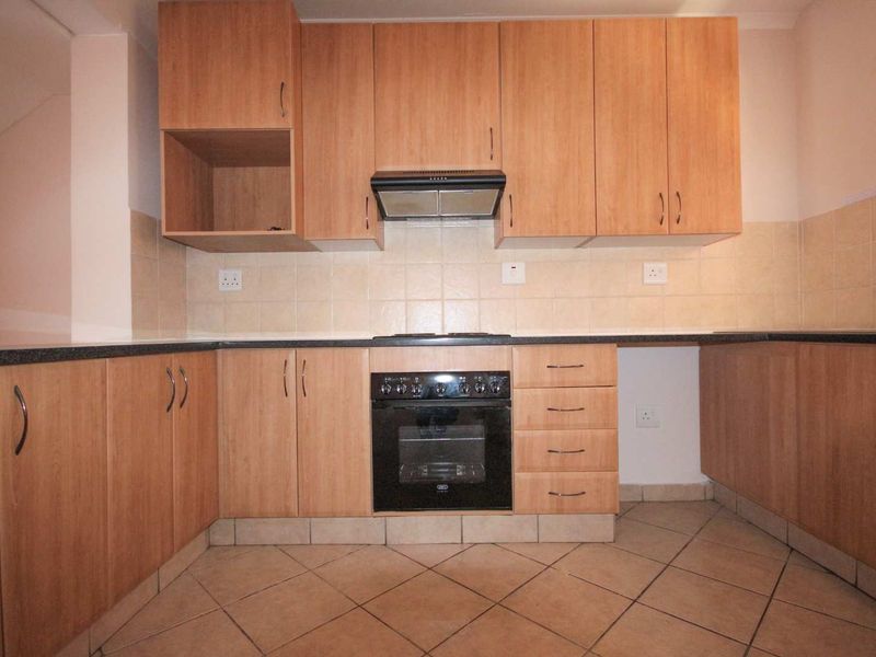 2 Bedroom / 2.5 Bathroom / 1 Garage – Load-Shedding Free Area! - Photo 7