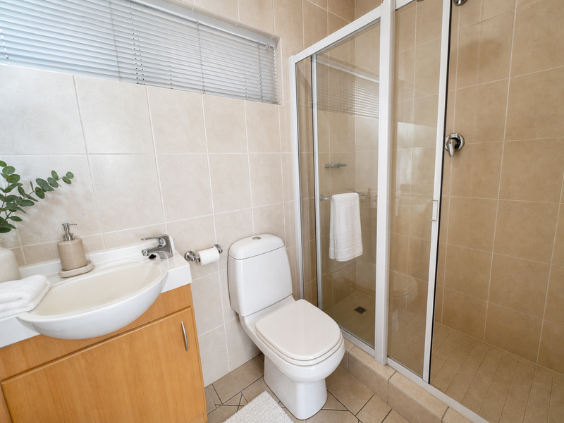 Upper Sea Point unfurnished corner apartment with sea views - Photo 10