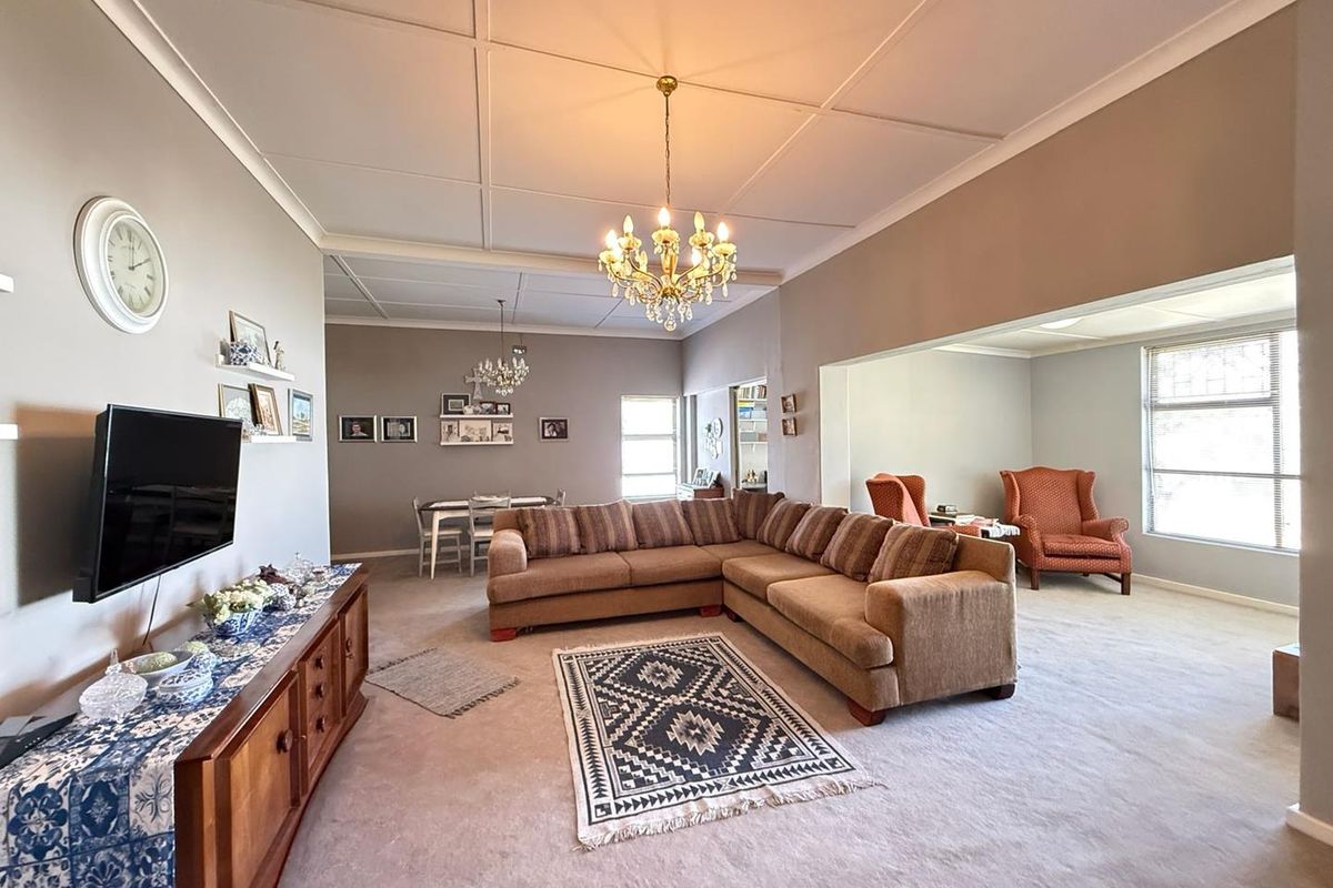 Neat as a Pin – Spacious Family Living at Its Best - Photo 5