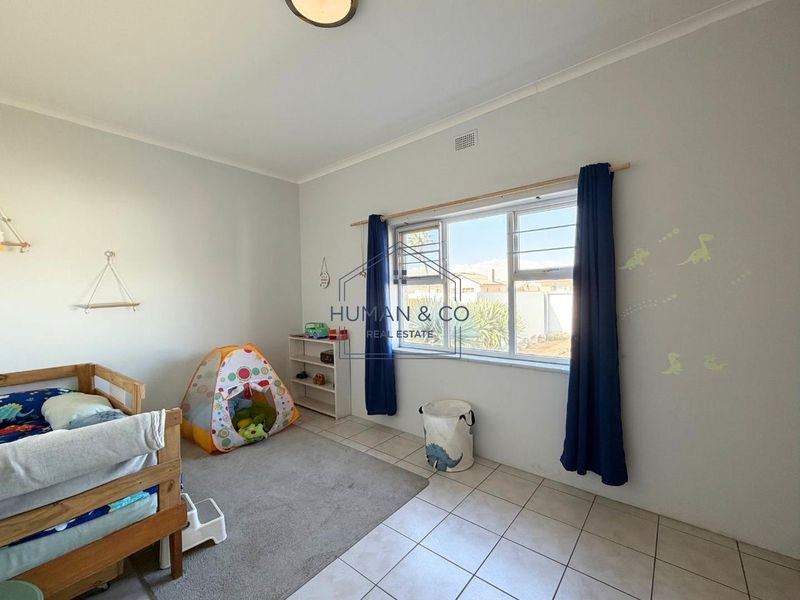 Spacious Family Home + 2-Bed Flat - Photo 10