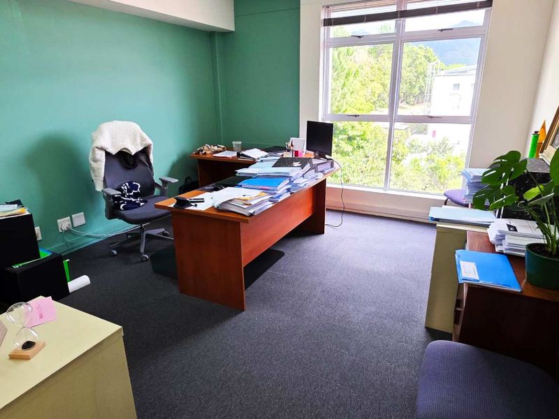 Tenanted Office in Westlake Square - Photo 7