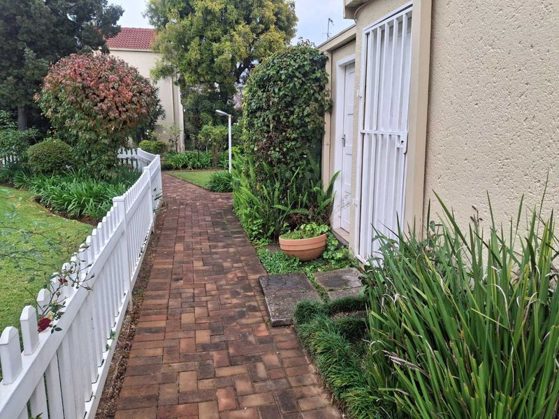 A BEAUTIFUL TWO BEDROOM SIMPLEX - Photo 4