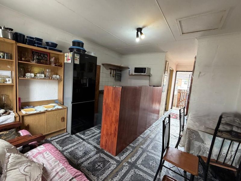 2 Bedroom Starter Home for Small Family - Photo 3