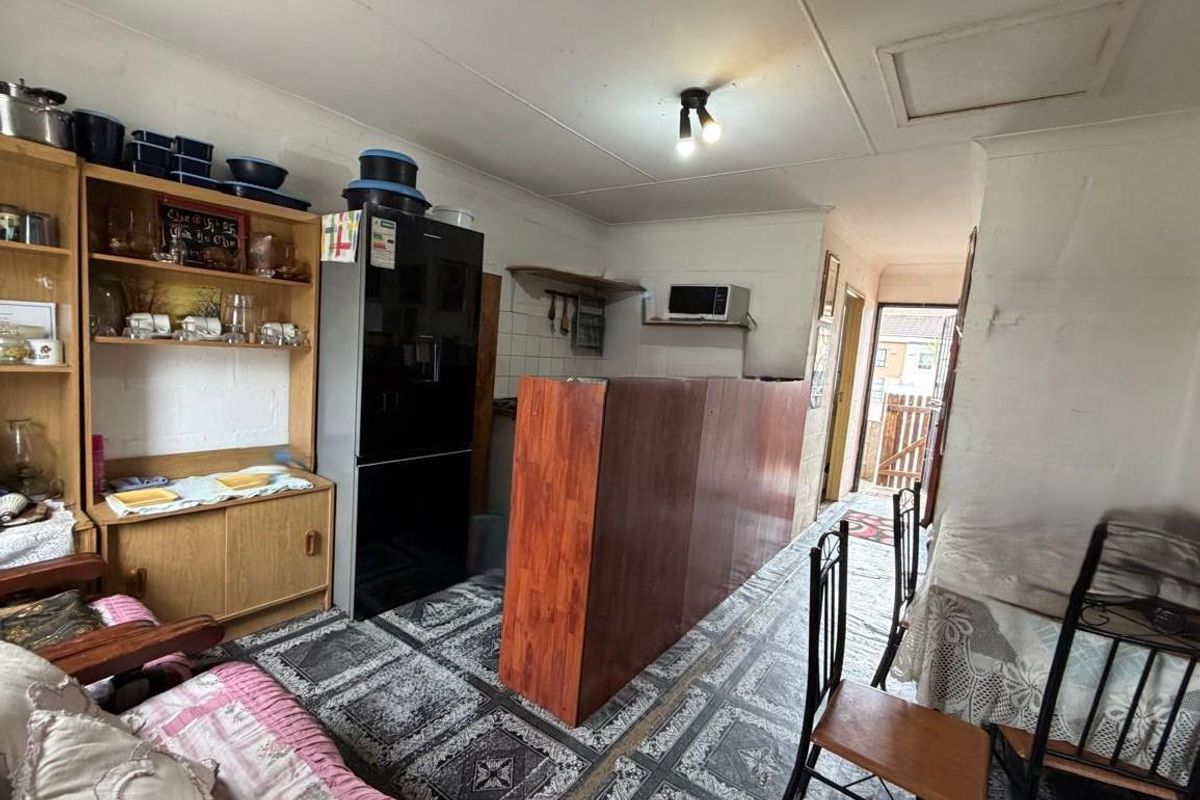 2 Bedroom Starter Home for Small Family - Photo 3