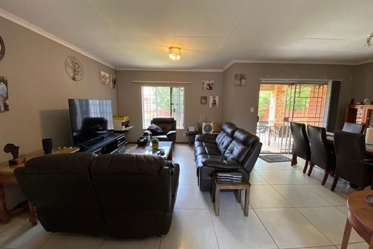 Three bedroom townhouse in Equestria Estate. - Photo 3