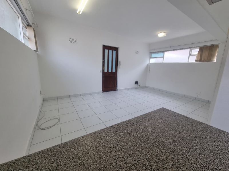 Unfurnished Bachelor Apartment To Let in Sea Point - Photo 6