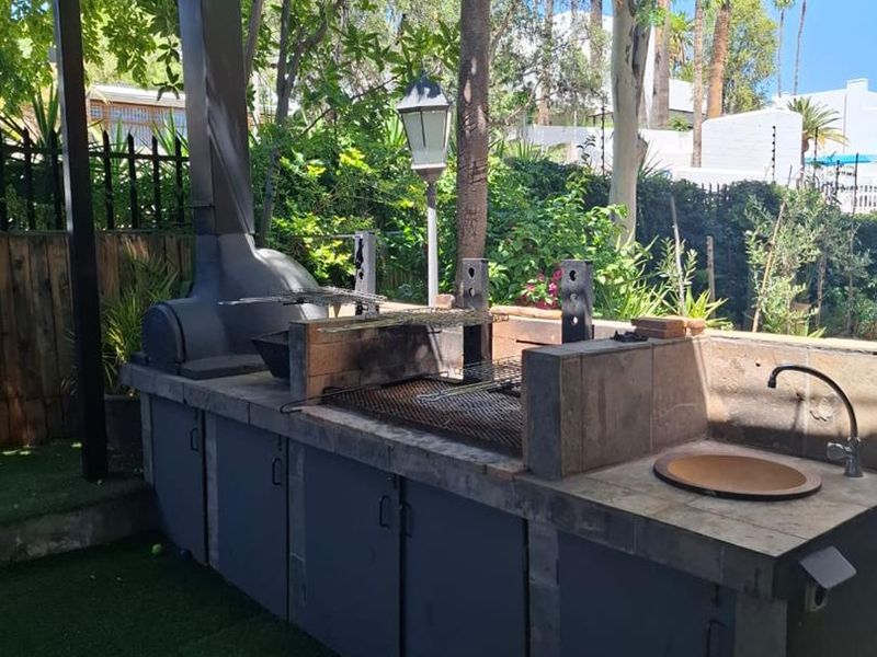 Spacious 5-Bed Residence with Consulting Rooms in Klein Windhoek - Photo 6