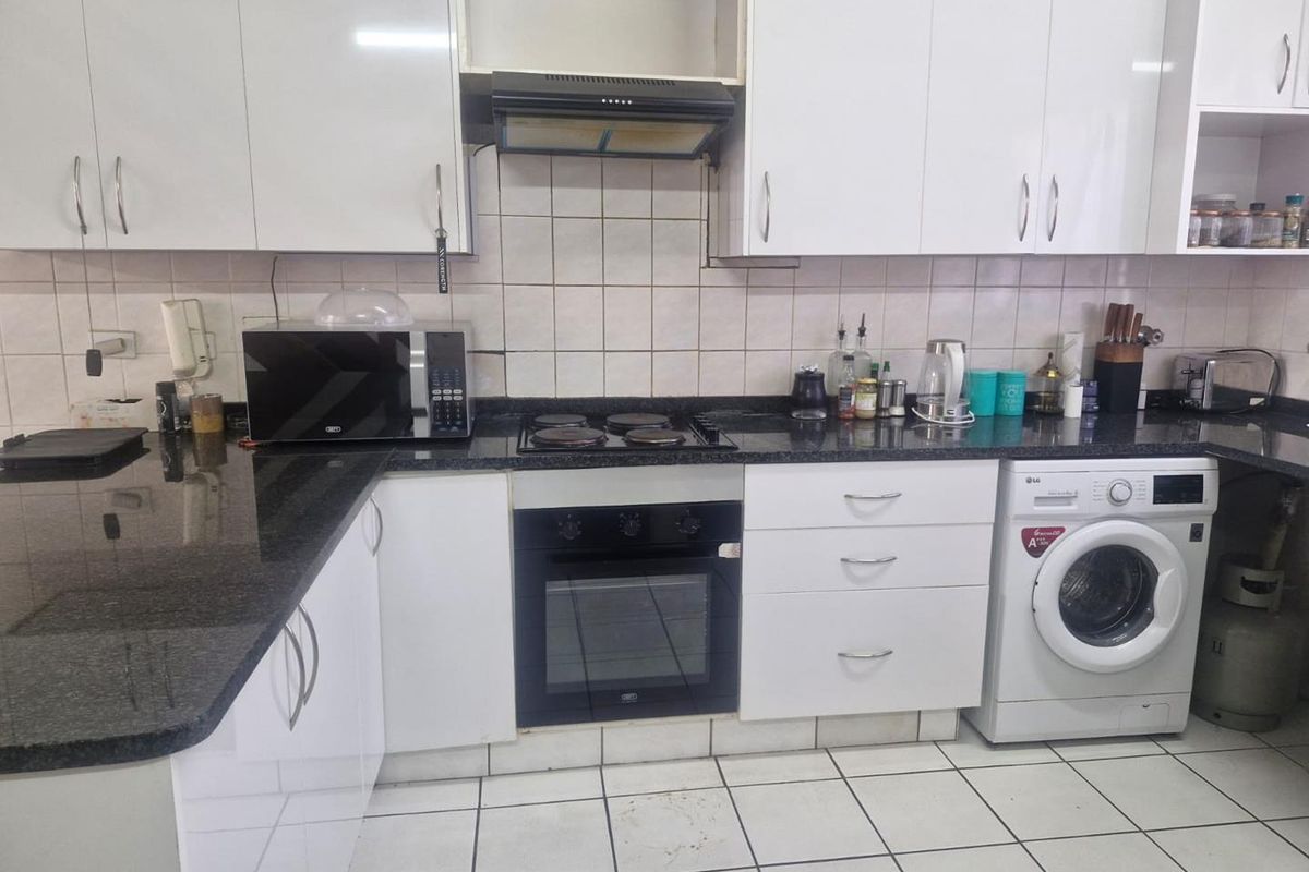 Three Bedroom Apartment with huge upstairs loftFor Sale in Great Location - Photo 5