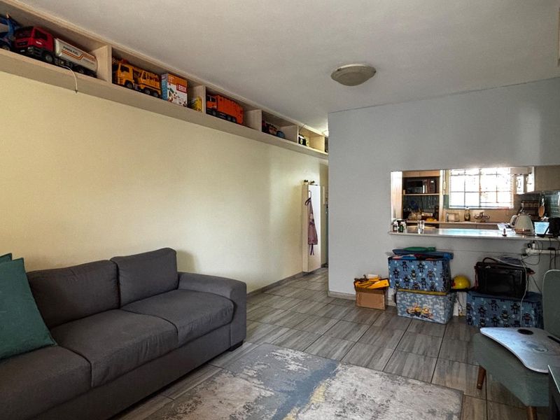 Beautifully Renovated 2-Bedroom Unit in a Sought-After Complex - Photo 5