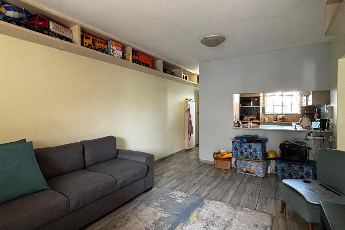 Beautifully Renovated 2-Bedroom Unit in a Sought-After Complex - Photo 5