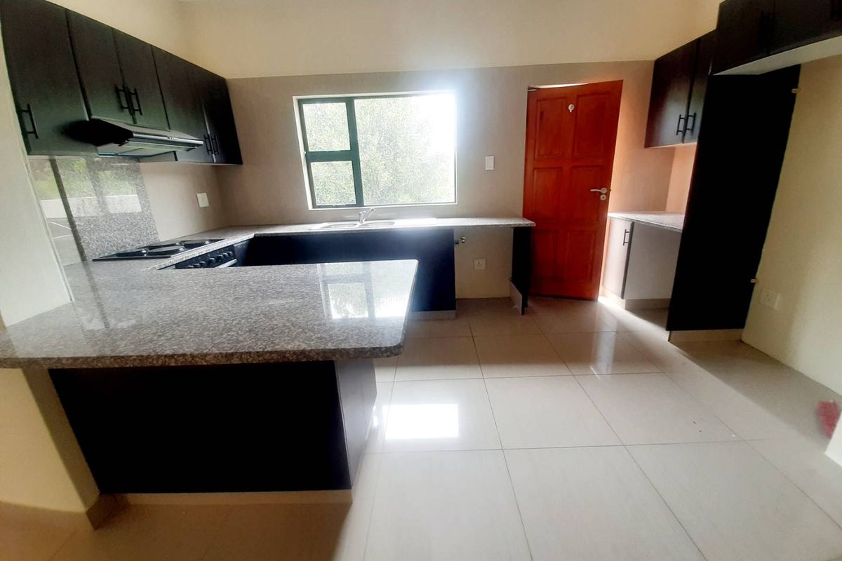 Beautiful Four Bedroom House For Sale in Palm Lakes Estate - Photo 2