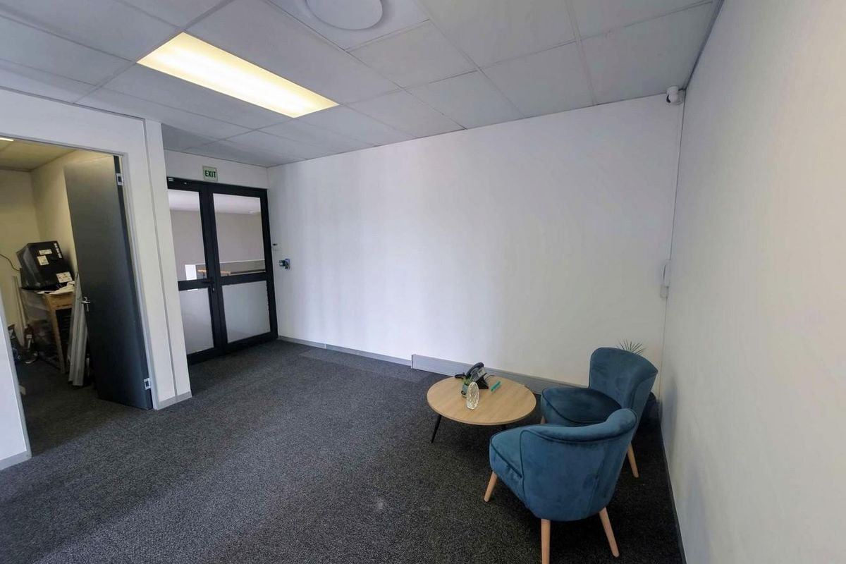 220sqm First-Floor Office To Let – The Estuaries, Century City - Photo 3