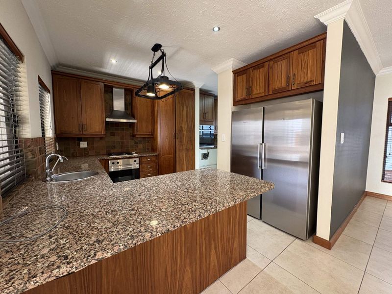 Ultra Spacious Townhouse in Heritage Hill - Photo 10