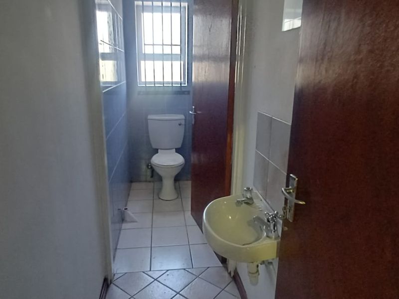 PAROW | WAREHOUSE & SHOWROOM TO LET - Photo 5